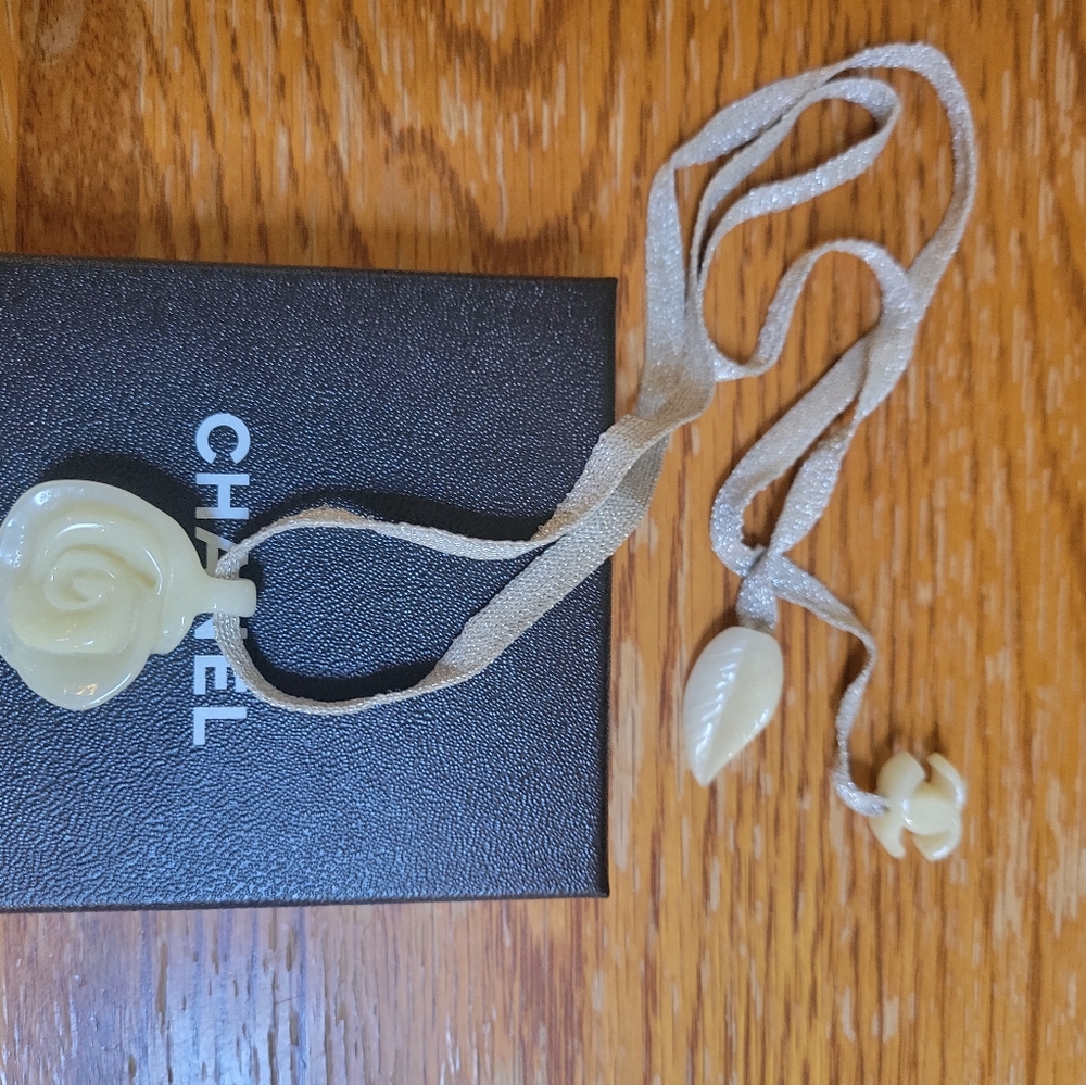 A unique Chanel Ivory Rose gold ribbon necklace! - Picture 2 of 8